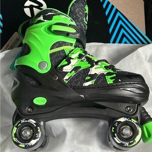 New Neon Green and Black Kids Roller Skates
WHEELS LIGHT UP!!!!!!
ADJUSTABLE!